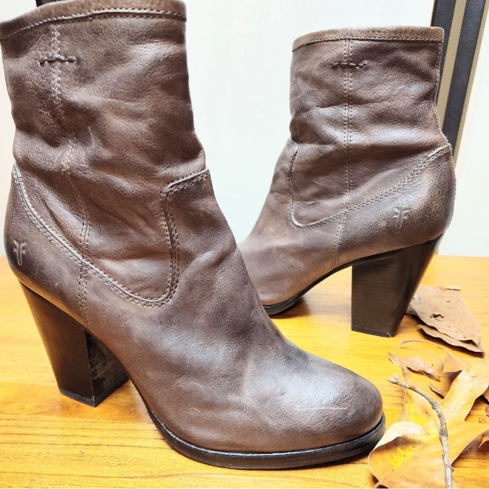 FRYE SZ 9.5 PATTY ARTISAN TUMBLED DISTRESS HEELED ANKLE BOOT